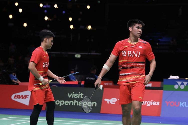 Leo Rolly Carnando/Daniel Marthin saat bertanding pada BWF World Championships atau Kejuaraan Dunia Bulu Tangkis 2023 di Royal Arena, Kopenhagen, Denmark, Rabu (23/8/2023). Terkini, Leo/Daniel langsung lolos ke babak 16 besar French Open 2023 setelah lawan yang akan mereka hadapi, Aaron Chia/Soh Wooi Yik, mengundurkan diri.