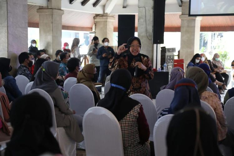 Menteri Sosial (Mensos) Tri Rismaharini dalam acara Sosialisasi Penguatan Perekonomian Subsisten sebagai Upaya Perekenomian Masyarakat di Pendopo Kabupaten Malang, Jawa Timur (Jatim), Sabtu (25/6/2022). 