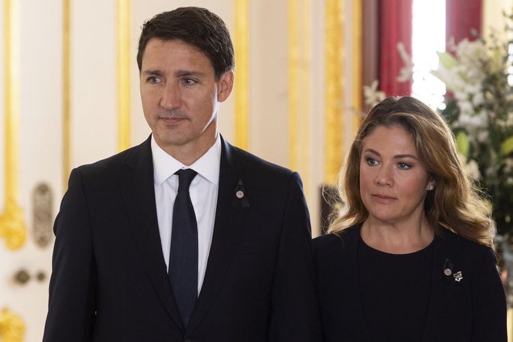 Perdana Menteri Kanada Justin Trudeau (kiri) dan istrinya, Sophie Trudeau (kanan), saat tiba untuk mengisi buku tamu pemakaman Ratu Elizabeth II di Lancaster House, London, Inggris pada 17 September 2022.