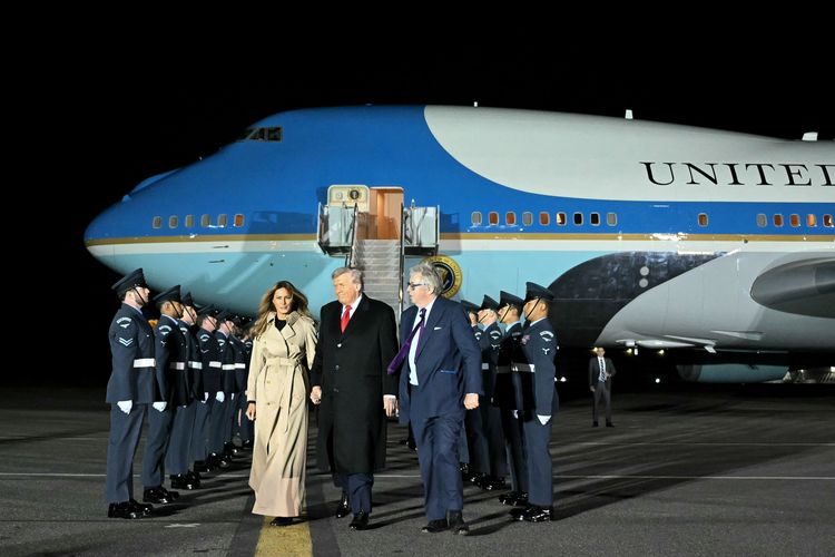 Presiden AS Donald Trump (tengah) dan Ibu Negara AS Melania Trump turun dari pesawat Air Force One setelah mendarat di Bandara Stansted, Inggris timur, pada Selasa (16/9/2025), hari pertama kunjungan dua hari mereka ke Inggris. Trump tiba di Inggris pada Selasa malam untuk Kunjungan Kenegaraan bersama istrinya, Melania, sebuah keistimewaan langka yang dilakukan atas undangan Raja Charles III.