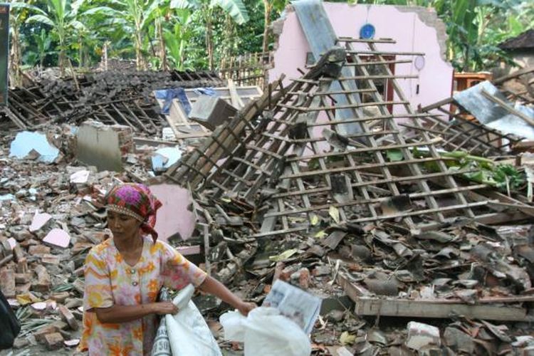 Gempa Terkini Jogja : Mengenang 13 Tahun Gempa Jogja Panik Keluar Rumah