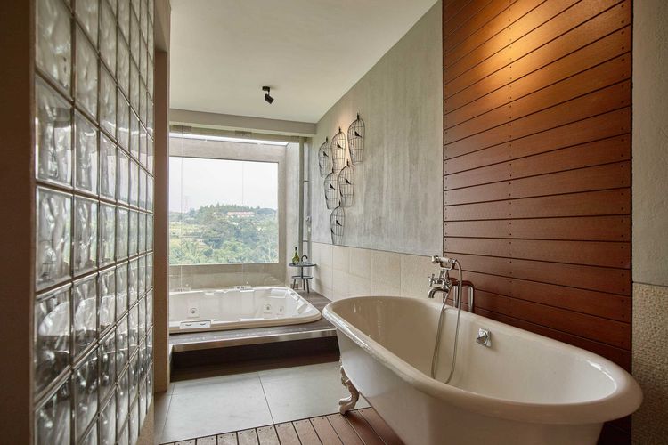 Kamar mandi mewah dengan bathtub dan jacuzzi, Budi Indah House karya Dinardithen Studio