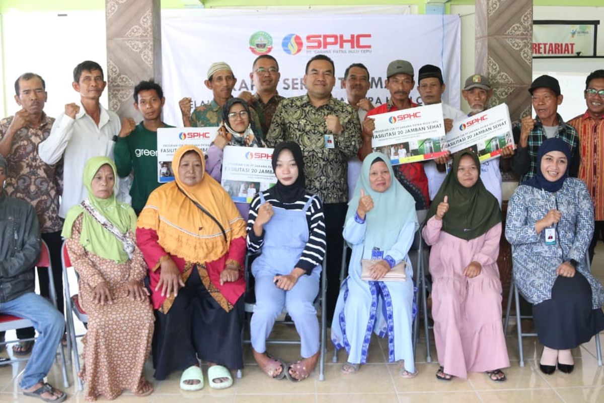 Bupati Blora Arief Rohman bersama perwakilan PT Sarana Patra Hulu Cepu (SPHC) Martinus Triyanto dan Hayat Institute berfoto bersama perwakilan 20 orang penerima manfaat bantuan MCK di Balai Desa Temulus, Blora, Rabu (4/9/2024).