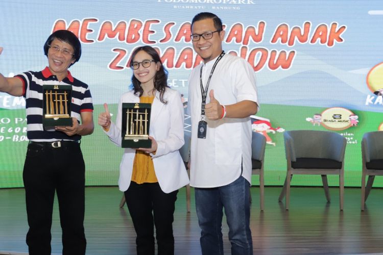 Dari kiri ke kanan: Psikolog Seto Mulyadi, dr.Buti A.Azhali, Sp.A, dan  Tedi Guswana, dalam seminar Membesarkan Anak Zaman Now: Gadget vs Engklek yang diadakan oleh Podomoro Park, di Bandung (30/9).