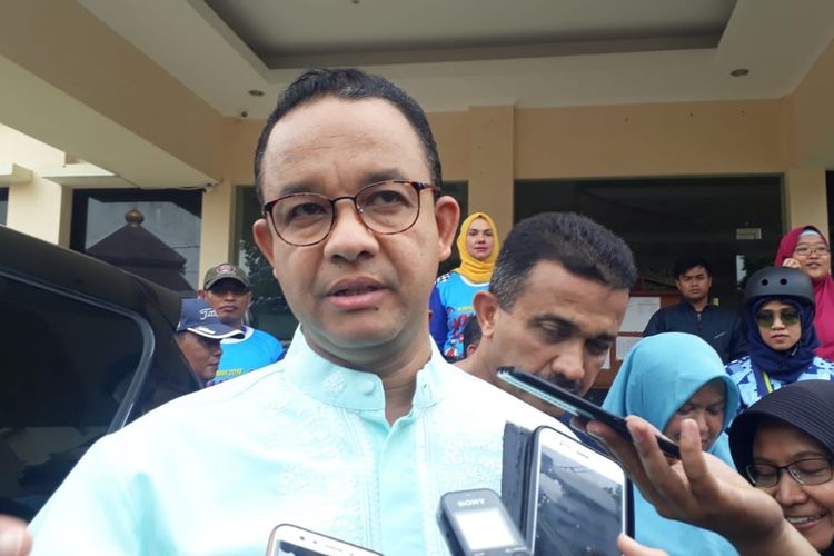 Gubernur DKI Jakarta Anies Baswedan di Kantor Lurah Cipinang Besar Selatan, Jakarta Timur, Minggu (15/12/2019).