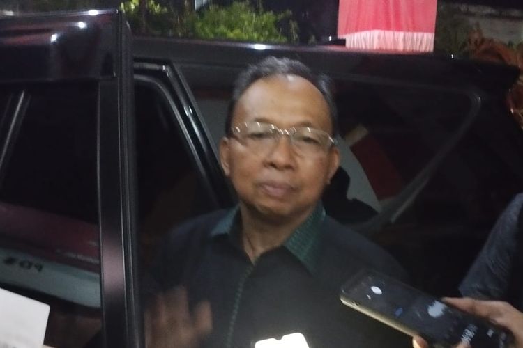 Ketua DPD PDI-P Bali, I Wayan Koster saat ditemui di Kantor DPD PDI Perjuangan Bali, pada Rabu (14/2/2024). Kompas.com/ Yohanes Valdi Seriang Ginta