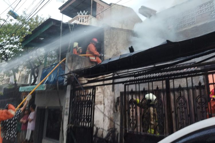 Empat rumah tinggal warga Jalan Tambora 1 RT 10 RW 02, Kelurahan Tambora, Kecamatan Tambora, Jakarta Barat, dilanda kebakaran, pada Rabu (8/12/2021) dini hari. 