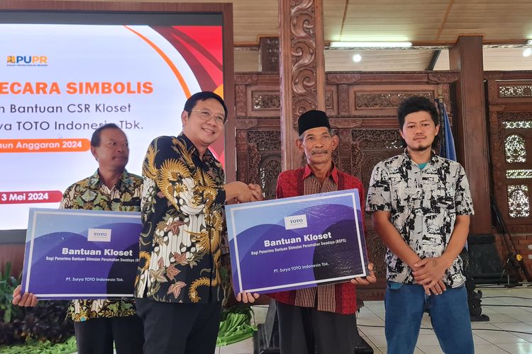 Direktorat Jenderal (Ditjen) Perumahan Kementerian Pekerjaan Umum dan Perumahan Rakyat (PUPR) bekerja sama dengan PT Surya Toto Indonesia Tbk selaku produsen kloset TOTO menyalurkan corporate social responsibility (CSR) berupa kloset jongkok sebanyak 410 unit kepada masyarakat penerima Bantuan Stimulan Perumahan Swadaya (BSPS) di Kabupaten Semarang, Provinsi Jawa Tengah (Jateng).