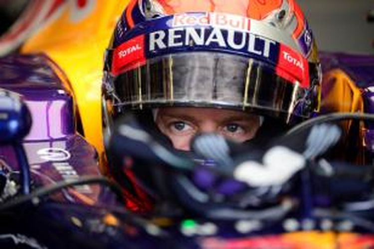 Pebalap Red Bull Racing asal Jerman, Sebastian Vettel, duduk di mobilnya saat menunggu di pit, pada sesi latihan bebas dua GP Ialia, di Sirkuit Monza, Jumat (6/9/2013).