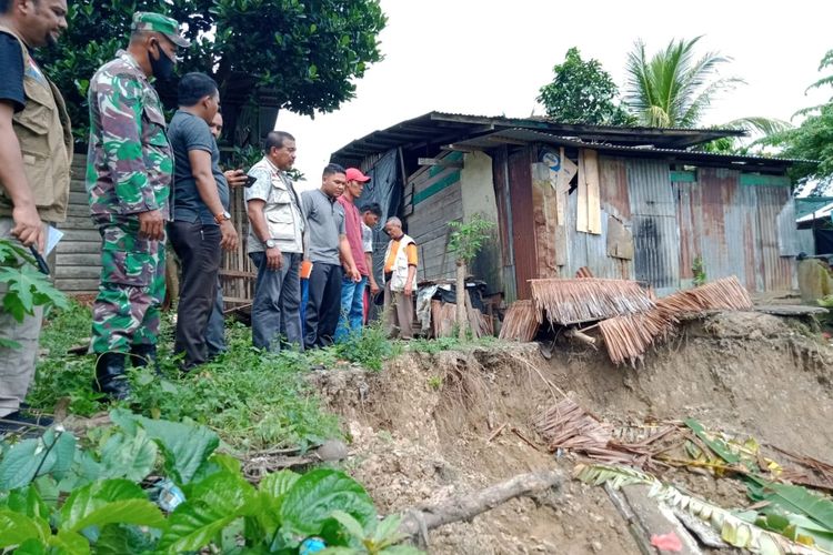 Sebanyak enam unit rumah di Desa Blang Gunci, Kecamatan Paya Bakong, Kabupaten Aceh Utara amblas ke Krueng (sungai) Keureuto, Minggu (2/8/2020).