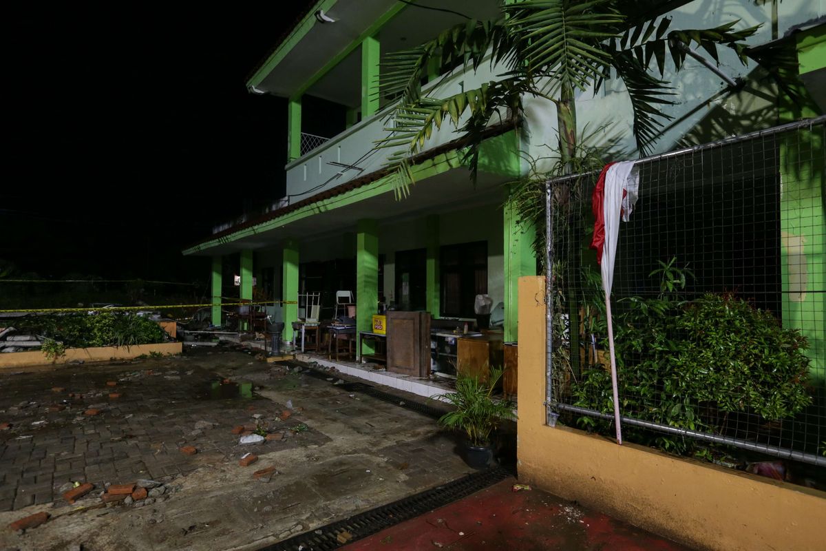 Suasana Madrasah Tsanawiyah (MTs) Negeri 19 di Jalan Pinang Kalijati, Pondok Labu, Cilandak, Jakarta Selatan, Kamis (6/10/2022) malam. Tembok pembatas bangunan sekolah roboh saat hujan mengakibatkan 3 orang siswa meninggal dunia dan 3 orang luka-luka.