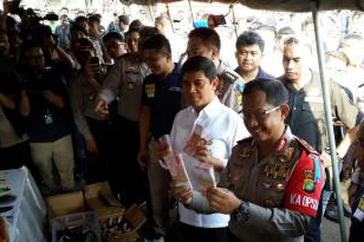 Menteri Pendayagunaan Aparatur Negara dan Reformasi Birokrasi (PAN-RB) dan Kapolda Metro Jaya Irjen Tito Karnavian saat gelar hasil operasi cipta kondisi di Mapolda Metro Jaya, Rabu (30/12/2015).