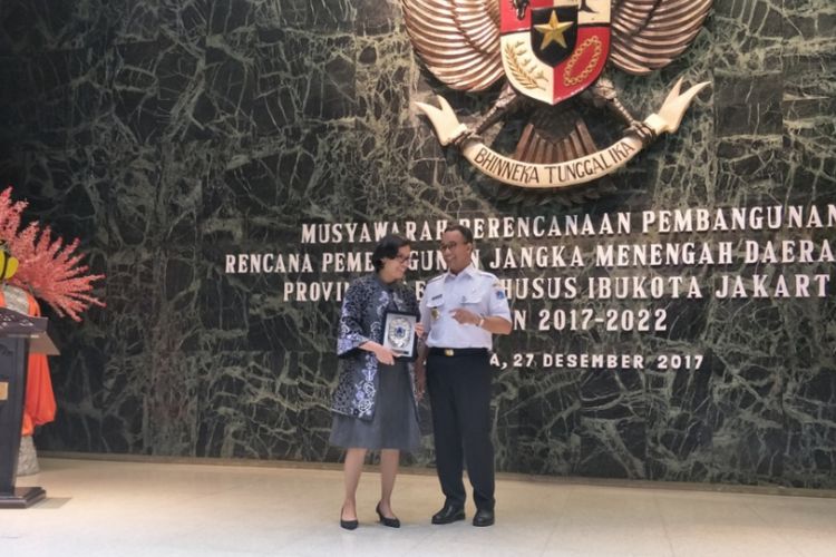 Menteri Keuangan Republik Indonesia, Sri Mulyani dan Gubernur DKI Jakarta Anies Baswedan di Balai Kota DKI Jakarta, Rabu (27/12/2017).