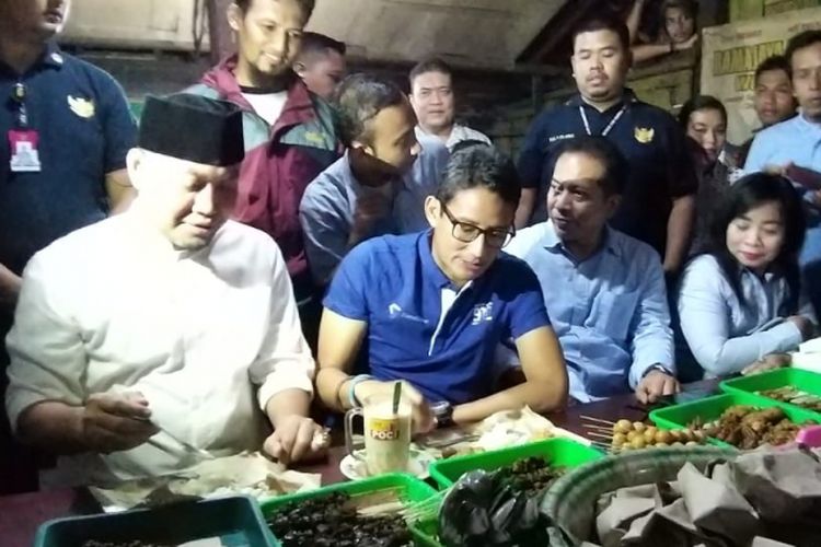 Sandi santap malam bersama warga Eromoko di HIK Kartikasari, Eromoko, Kabupaten Wonogiri, Jawa Tengah, Senin (28/1/2019) malam. 