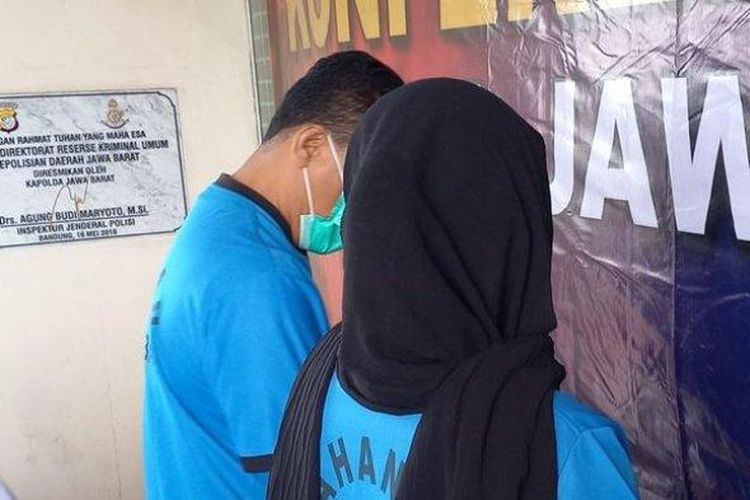 Pasangan suami istri asal Tangerang berinisial IW dan MZ saat dihadirkan dalam ungkap kasus di Mapolda Jabar, Kamis (31/8/2023). 