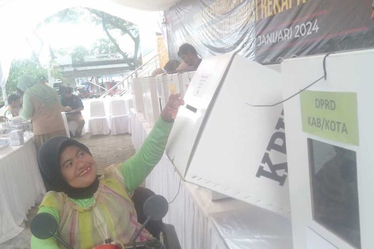 Seorang penyandang Disabilitas mengikuti simulasi pemilu, yang diselenggarakan oleh Komisi Independen Pemilihan (KIP ) Kota Banda Aceh, Rabu (17/8/2024).