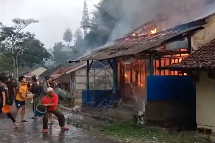 Tangkapan layar dari rekaman video viral kebakaran rumah di Kampung Cihurang, Desa Bunijaya, Kecamatan Gununghalu, Kabupaten Bandung Barat (KBB), Jawa Barat pada Minggu (22/10/2023).