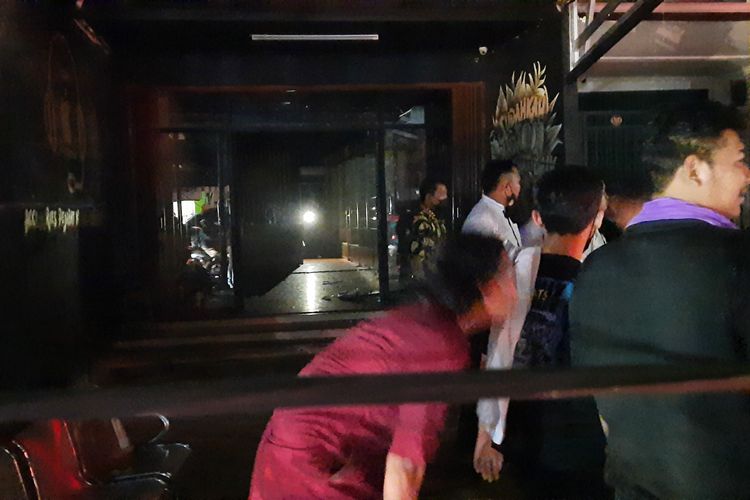 Salah satu toko PS Store di Jalan Raya Condet, Kramatjati, Jakarta Timur, terbakar pada Jumat (22/10/2021) petang. Kebakaran itu dilaporkan pukul 17.43 WIB.