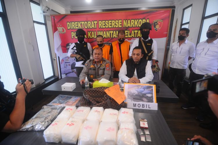 Petugas memperlihatkan dua kurir dan barang bukti 10 kilogram sabu asal Kalbar yang rencananya akan diedar di wilayah Kalsel, Selasa (2/8/2022). 