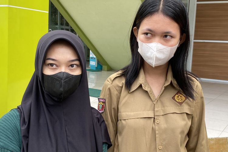 FI (18, kiri) dan ND (17, kanan) dua siswi SMA di Bandar Lampung yang ijazah dan SKL ditahan pihak sekolah, Jumat (19/5/2023).