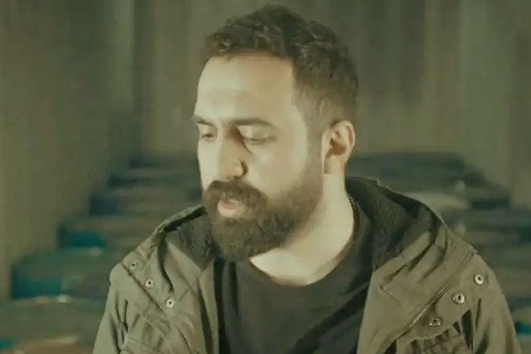 Penyanyi pop Iran, Mehdi Yarrahi.