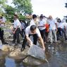 Jaga Ekosistem, KKP Lepas Liarkan 50.000 Ekor Ikan di Kali Ciliwung