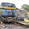 Diduga Ugal-ugalan, Bus Tabrak Warung Bakso hingga Roboh di Lumajang