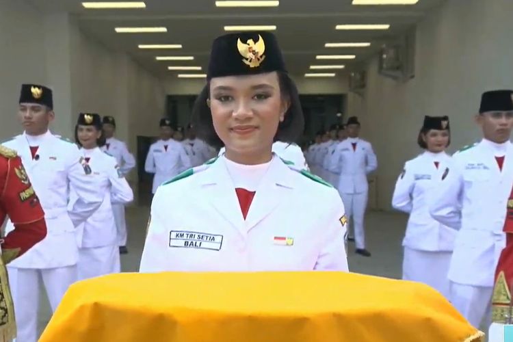 Profil Ni Komang Tri Setia, Pelajar asal Bali Pembawa Baki di Upacara Penurunan Bendera 17 Agustus 2024