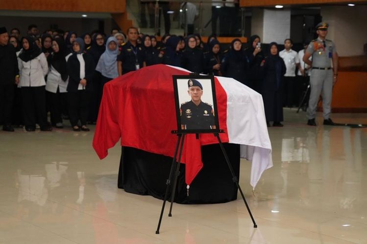 Suasana persemayaman almarhum Deden Maulana, ASN korban kecelakaan pesawat ATR 42-500, yang digelar di Aula Politeknik Ahli Usaha Perikanan, Kamis (22/1/2026).