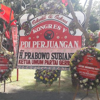 Papan karangan bunga kiriman Ketua Umum Partai Gerindra Prabowo Subianto terpajang di dekat lokasi Kongrs PDI-P di Sanur, Bali, Kamis (8/11/2019).