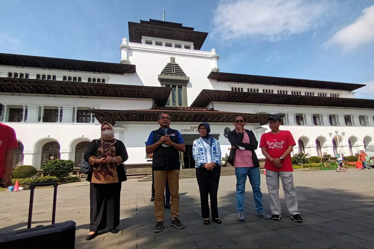 Kepala Dinas Pariwisata dan Kebudayaan Provinsi Jawa Barat Benny Bachtiar saat melepas Tim Muhibah Angklung ke Amerika Serikat di Gedung Sate, Kota Bandung, Minggu (3/7/2022).
