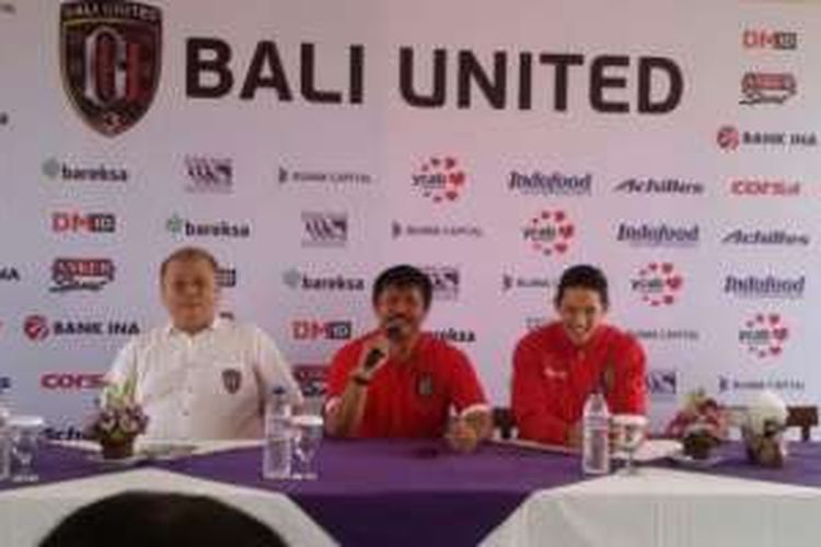 Irfan Bachdim (paling kanan) duduk bersama CEO Bali United, Yabes Tanuri (kiri), dan pelatih Indra Sjafri di Restoran Bebek Bengil, di Jalan Raya Kuta, di Tuban, Bali (12/1/2017).