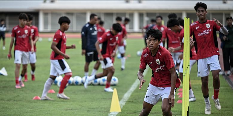 Para pemain Timnas U17 Indonesia mengikuti sesi latihan di Stadion Madya, Kompleks GBK, Senayan, Jakarta, Rabu (15/10/2025). Latihan tersebut sebagai persiapan untuk menghadapi Piala Dunia U17 di Qatar pada 3-27 November 2025. ANTARA FOTO/Fauzan/tom.