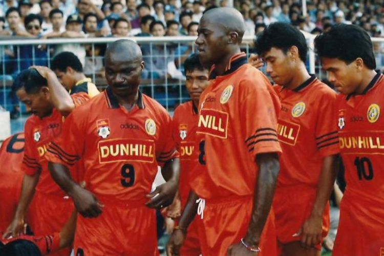 Roger Milla (9) bersama putranya, Mahouve Marcel (8), saat memperkuat Putra Samarinda di Liga Indonesia II.