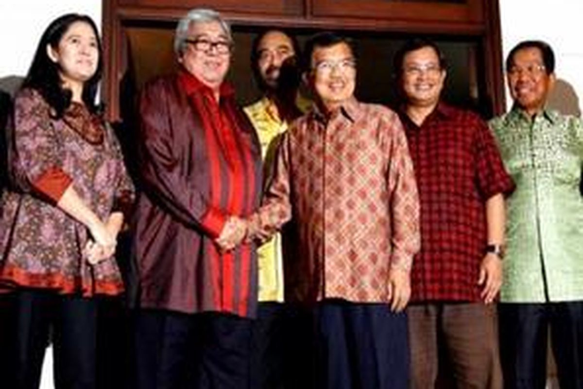 Ketua Umum DPP Partai Golkar, Jusuf Kalla (tiga dari kanan) bersama para petinggi partainya menyambut rombongan fungsionaris Partai PDI Perjuangan yang dipimpin oleh Ketua Dewan Pertimbangan Pusat PDIP, Taufik Kiemas (dua dari kiri) di kediamannya, Menteng, Jakarta Pusat, Kamis (23/4). Pertemuan tokoh elit kedua partai ini dalam rangka penjajakan koalisi untuk Pemilu Presiden mendatang