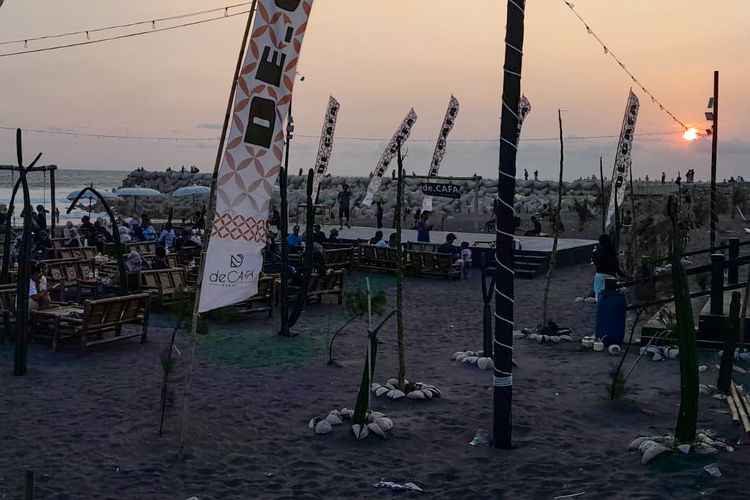 Suasana sore di De Cafa, Tempat Nongkrong di Pantai Glagah Kulon Progo (17/4/2026).