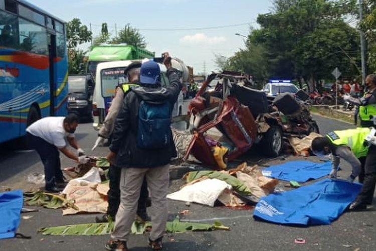 Kecelakaan maut kijang vs truk di jalan raya trans nasional, di Dusun Bogang, Desa Beji, Kecamatan Jenu, Kabupaten Tuban, Jawa Timur, mengakibatkan 6 orang penumpang meninggal dunia. Senin (7/9/2020).