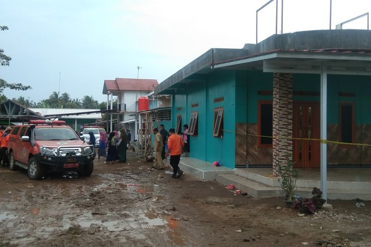 Kebakaran di Pesantren Miftakhul Khoirot, Desa Manggungjaya, Kecamatan Cilamaya Kulon, Kabupaten Karawang, Jawa Barat, Senin (21/2/2022). Sebanyak 8 santri tewas akibat kebakaran itu.