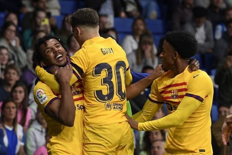 Pemain Barcelona merayakan gol ke gawa Espanyol pada laga lanjutan Liga Spanyol 2022-2023. Laga Espanyol vs Barcelona digelar di Stadion RCDE pada Senin (15/5/2023) dini hari WIB.