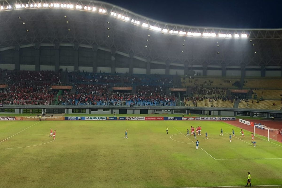 Suasana pertandingan fase grup Piala AFF U19 2022 antara timnas U19 Indonesia vs Brunei Darussalam di Stadion Patriot Candrabhaga, Bekasi, Senin (4/7/2022).