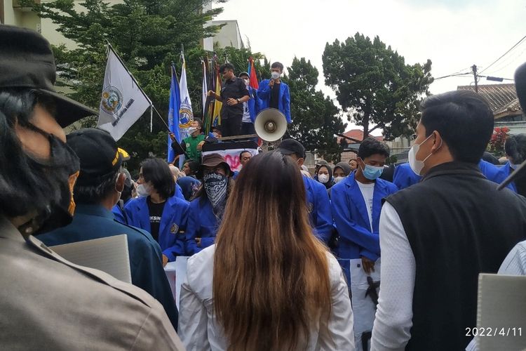 Demonstrasi KM UMMI di depan Gedung DPRD Kota Sukabumi, Jalan Ir H Djuanda Sukabumi, Jawa Barat, Senin (11/4/2022).