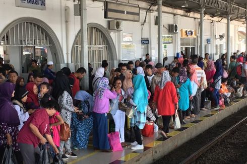 KRL Rangkasbitung-Tanah Abang Disambut Antusias Warga