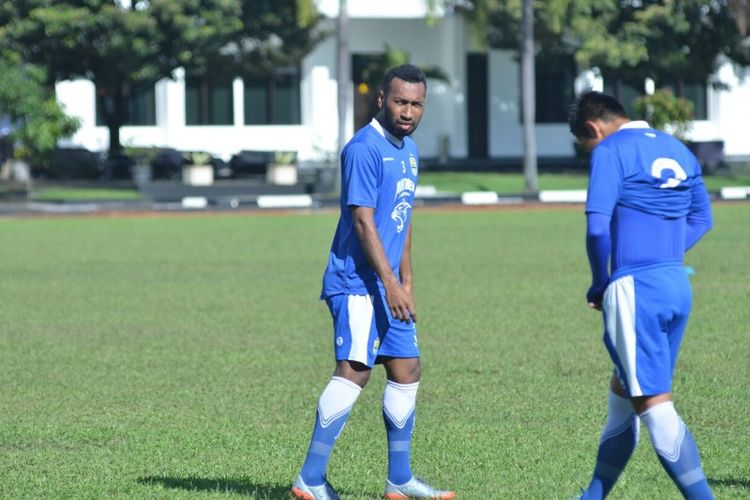 Patrich Wanggai saat ikut berlatih bersama Persib dalam sesi latihan pagi di Lapangan Sesko AD, Jalan Gatot Subroto, Senin (18/12/2017).