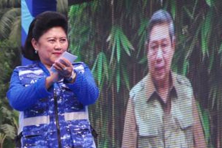 Nyonya Ani Yudhoyono menjadi juru kampanye nasional bagi Partai Demokrat di Lapangan Pukon, Magelang, Jawa Tengah, Minggu (16/3/2014). Dalam kampanye itu, peserta kampanye mendengarkan tayangan video dari Presiden RI sekaligus Ketua Umum DPP Partai Demokrat Susilo Bambang Yudhoyono.