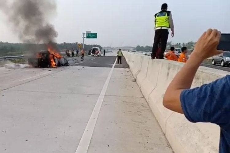 Sedan civic yang terbakar dalam kecelakaan di Jalan Tol Trans Sumatra, KM 96 Desa Candimas, Natar, Lampung Selatan, Sabtu (19/10/2019) pagi. Empat orang tewas terbakar dalam kecelakaan tersebut. (Foto: Humas Polres Lampung Selatan)(KOMPAS.com/TRI PURNA JAYA)
