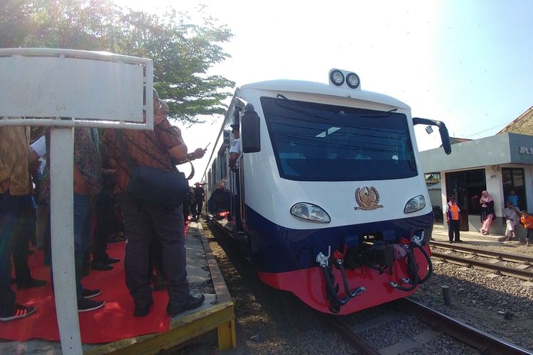 Menteri Perhubungan Budi Karya Sumadi didampingi Direktur Utama PT KAI Edi Sukmoro meresmikan beroperasinya Kereta Istimewa di Bandung, Sabtu (28/9/2019). Peresmian ini bertepatan dengan HUT Ke-74 PT KAI.