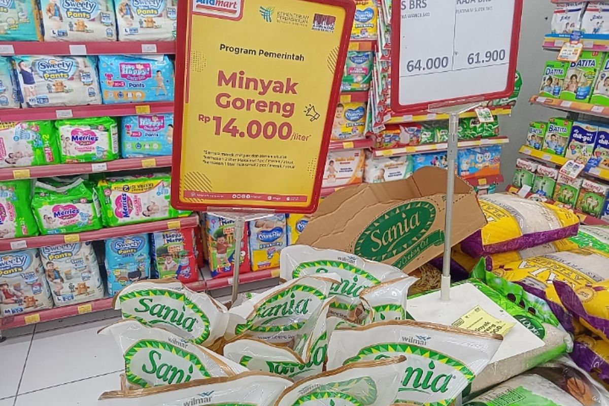 Kertas Pengumuman Harga Minyak Murah Rp 14.000 di Alfamart 