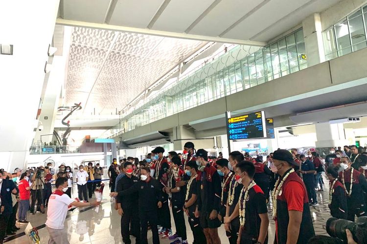 Para atlet Indonesia dari cabang olah raga (cabor) bola basket, angkat besi, dan balap sepeda tiba di Bandara Soekarno-Hatta, Jakarta, pada Selasa (24/5/2022).
