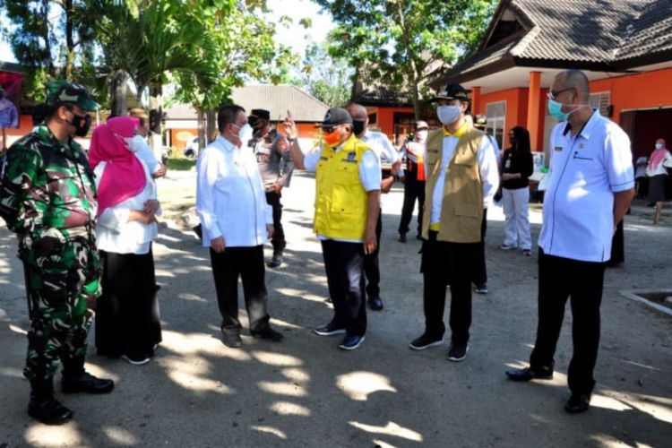 Wagub Gorontalo Idris Rahim (ketiga kanan) berbincang dengan Wali Kota Marten Taha saat meninjau penerapan protokol kesehatan di pasar tradisional Kecamatan Sipatana, Kota Gorontalo.