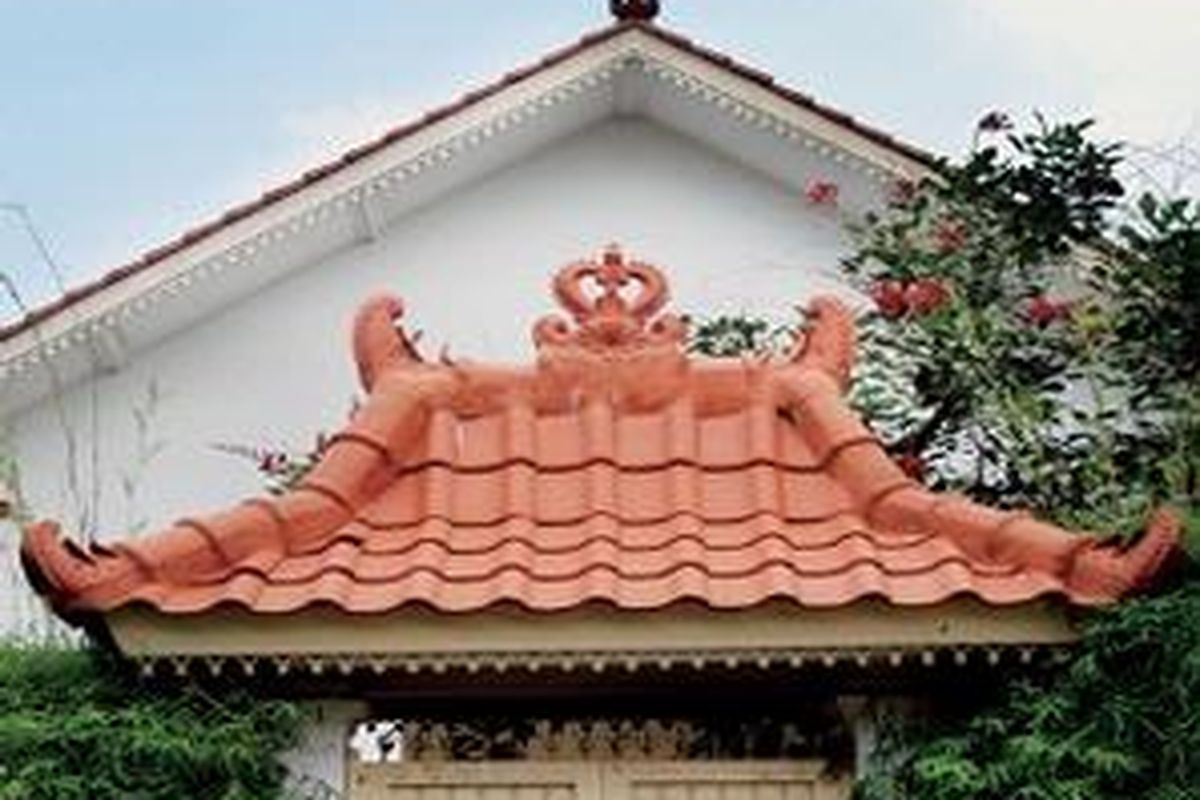Pada rumah tradisional Jawa, bubungan atau wuwungan biasanya dipasangi hiasan.